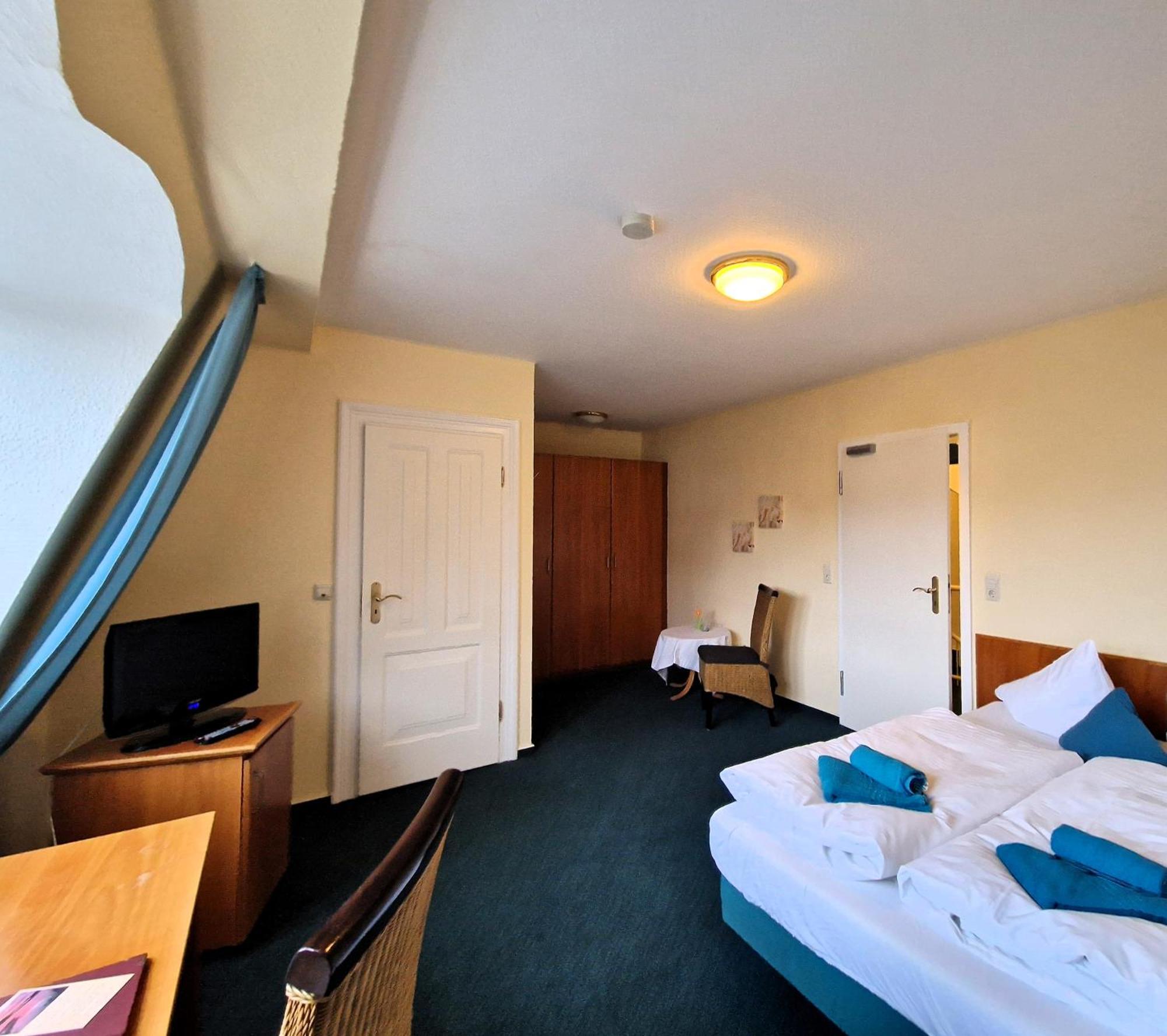Hotel Faehrhaus Niederkleveez Bosdorf  Экстерьер фото