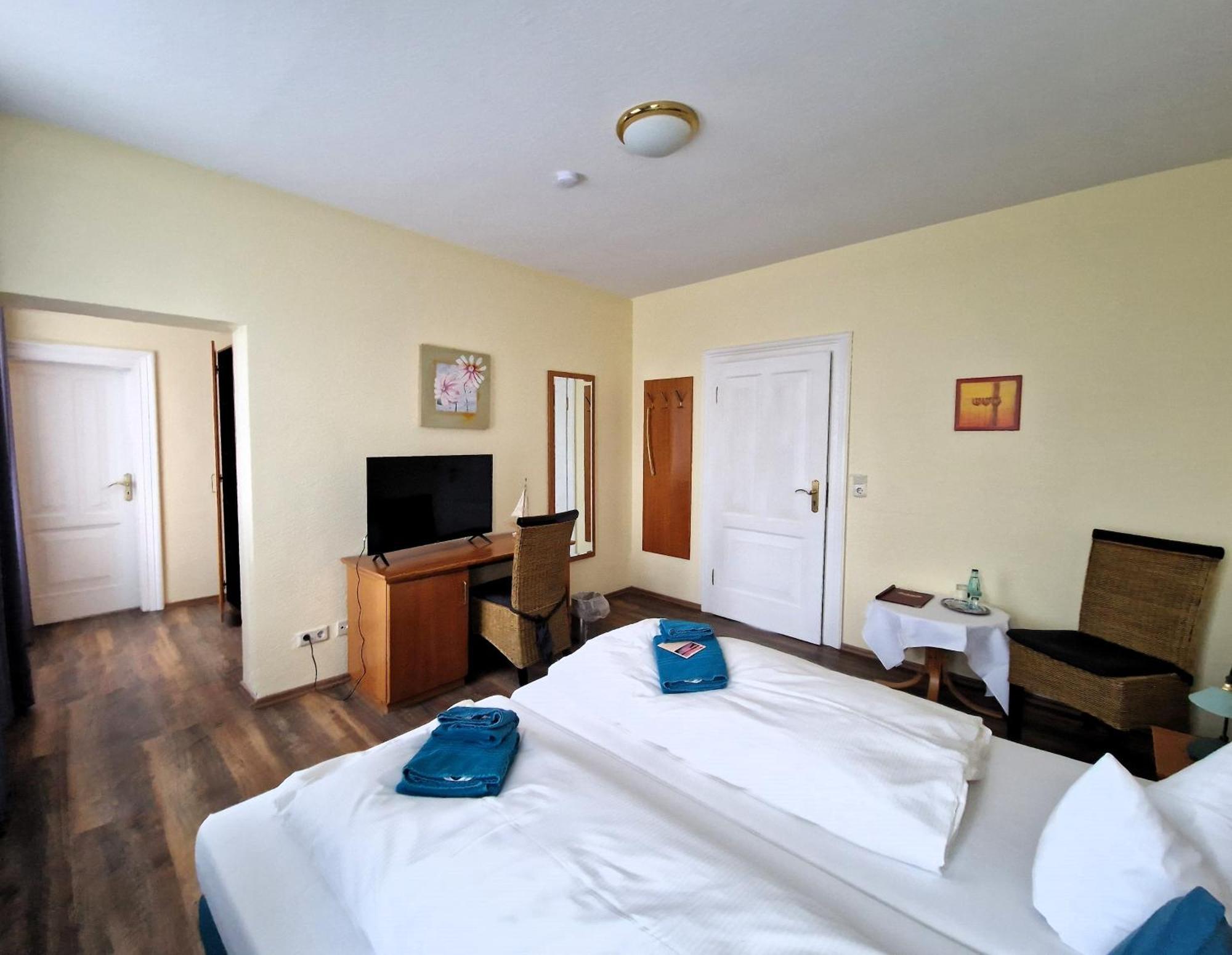 Hotel Faehrhaus Niederkleveez Bosdorf  Экстерьер фото