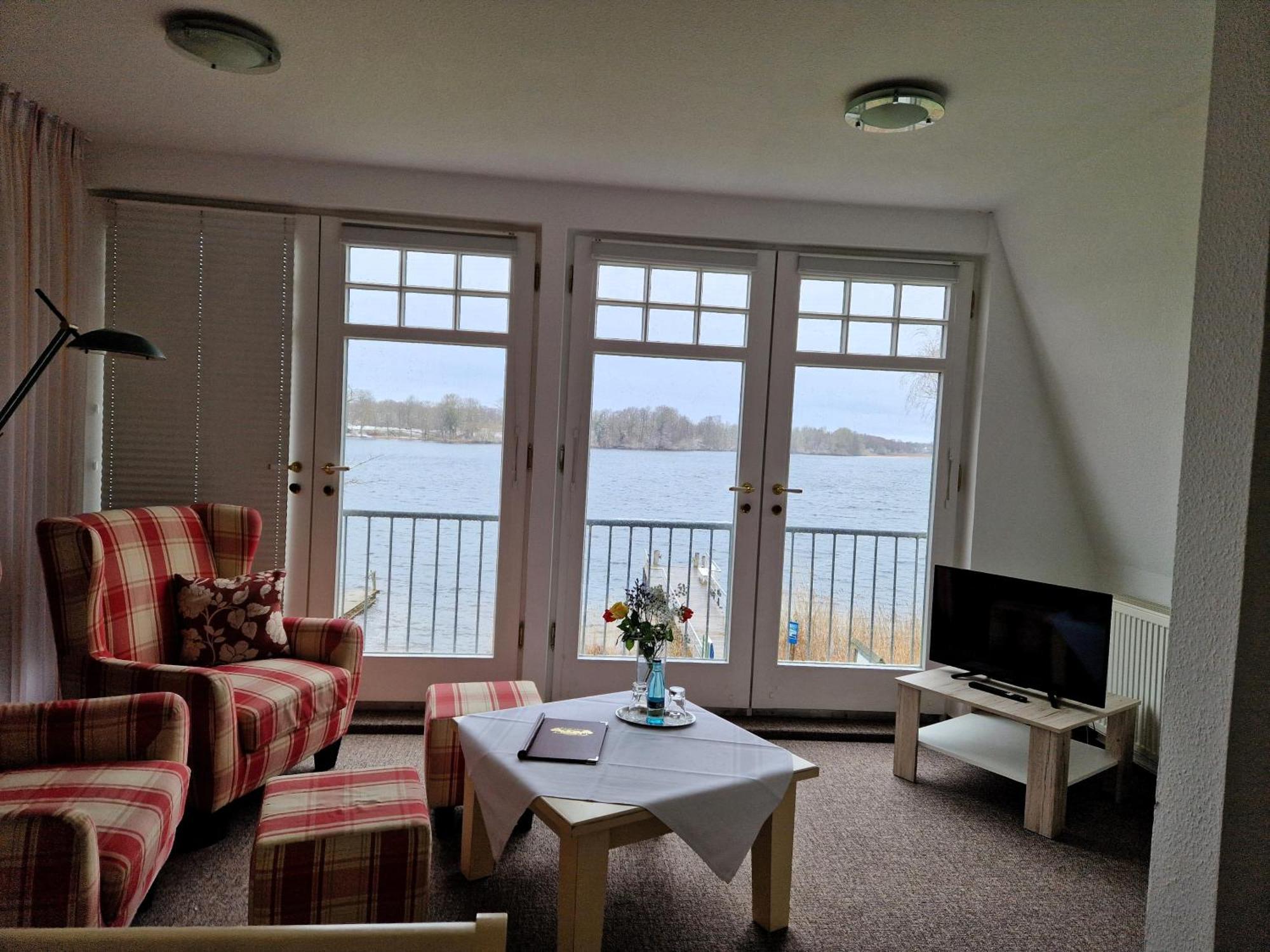 Hotel Faehrhaus Niederkleveez Bosdorf  Экстерьер фото