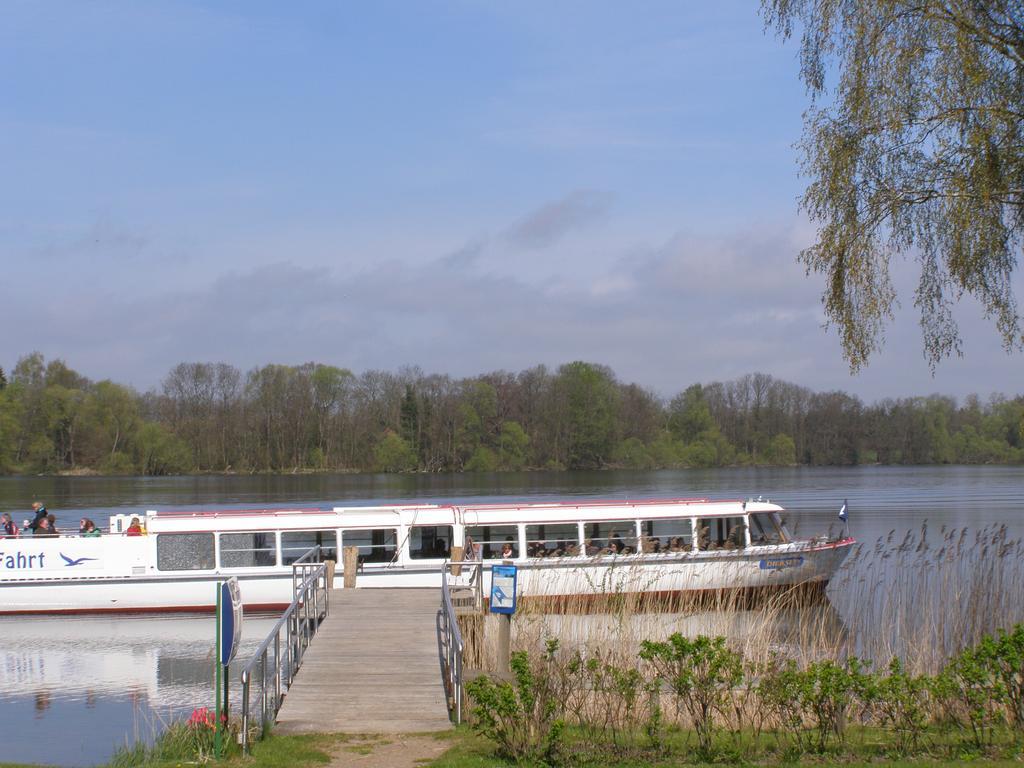 Hotel Faehrhaus Niederkleveez Bosdorf  Экстерьер фото