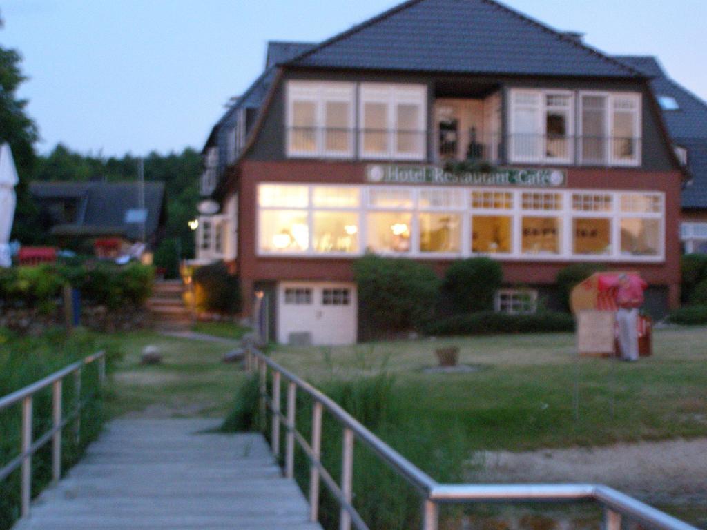 Hotel Faehrhaus Niederkleveez Bosdorf  Экстерьер фото