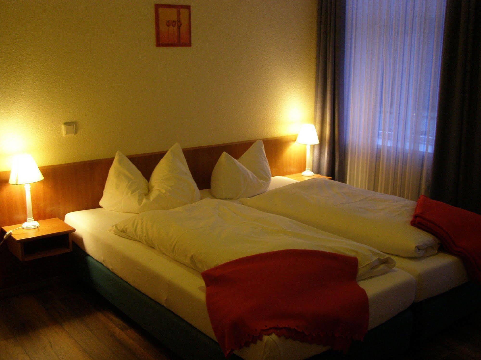 Hotel Faehrhaus Niederkleveez Bosdorf  Экстерьер фото