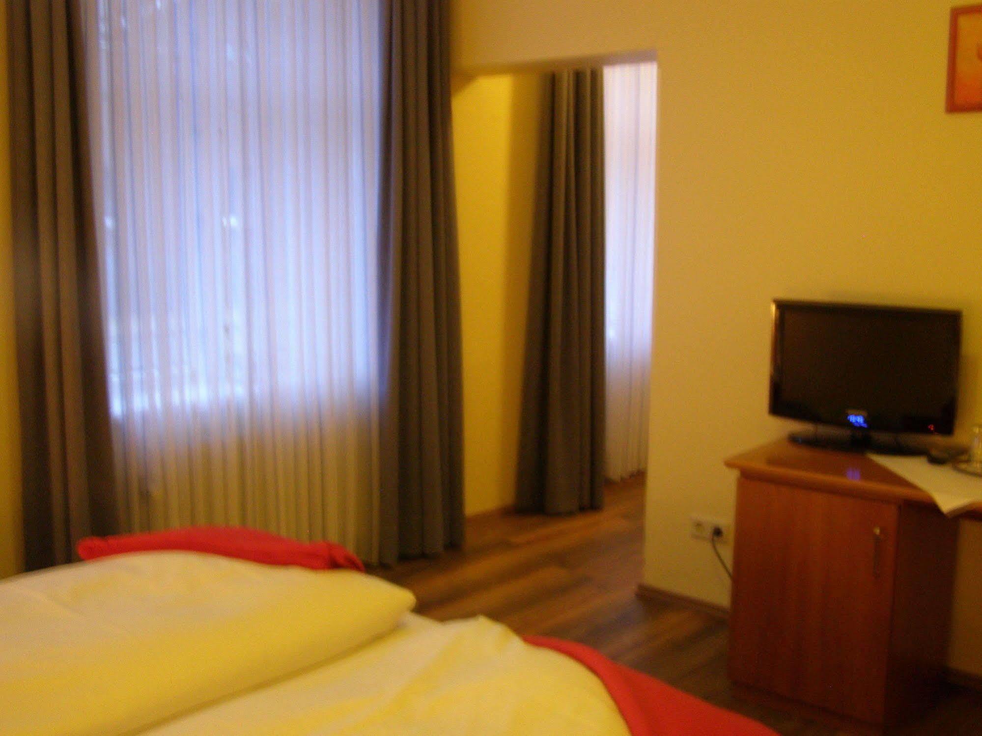 Hotel Faehrhaus Niederkleveez Bosdorf  Экстерьер фото